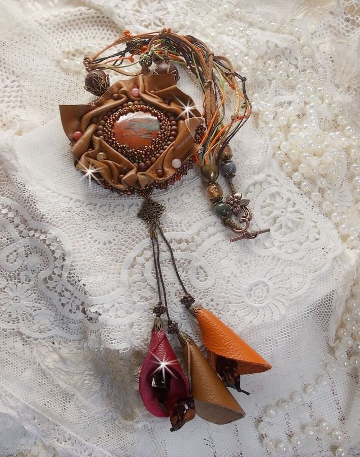 Collier Amber Romance avec un cabochon jaspe Picasso orn&eacute; de rocailles en verre, toupies de diff&eacute;rentes couleurs en cristal, perles de gemme Citrine, Agate et Jaspe Picasso. Mont&eacute;s sur du cuir