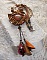 Collier Amber Romance avec un cabochon jaspe Picasso orn&eacute; de rocailles en verre, toupies de diff&eacute;rentes couleurs en cristal, perles de gemme Citrine, Agate et Jaspe Picasso. Mont&eacute;s sur du cuir
