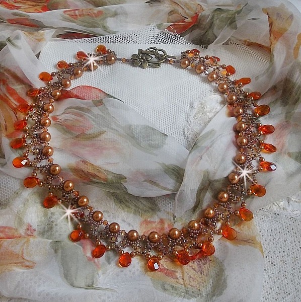 Collier Ambre avec des cristaux de Swarovski : perles nacr&eacute;es/toupies, gouttes en verre et rocailles. Aux couleurs Topaze, Travertin, Copper et Gold pour une transparence aux reflets ambr&eacute;s.