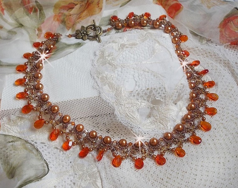 Collier Ambre avec des cristaux de Swarovski : perles nacr&eacute;es/toupies, gouttes en verre et rocailles. Aux couleurs Topaze, Travertin, Copper et Gold pour une transparence aux reflets ambr&eacute;s.