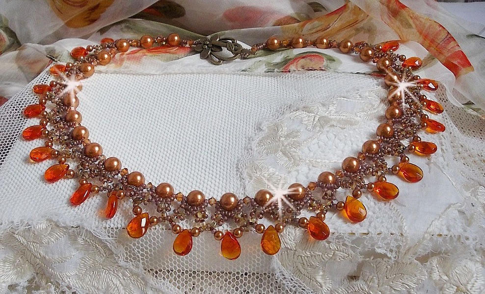 Collier Ambre avec des cristaux de Swarovski : perles nacr&eacute;es/toupies, gouttes en verre et rocailles. Aux couleurs Topaze, Travertin, Copper et Gold pour une transparence aux reflets ambr&eacute;s.