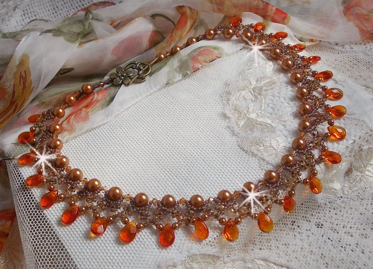 Collier Ambre avec des cristaux de Swarovski : perles nacr&eacute;es/toupies, gouttes en verre et rocailles. Aux couleurs Topaze, Travertin, Copper et Gold pour une transparence aux reflets ambr&eacute;s.