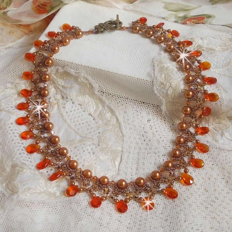 Collier Ambre avec des cristaux de Swarovski : perles nacr&eacute;es/toupies, gouttes en verre et rocailles. Aux couleurs Topaze, Travertin, Copper et Gold pour une transparence aux reflets ambr&eacute;s.