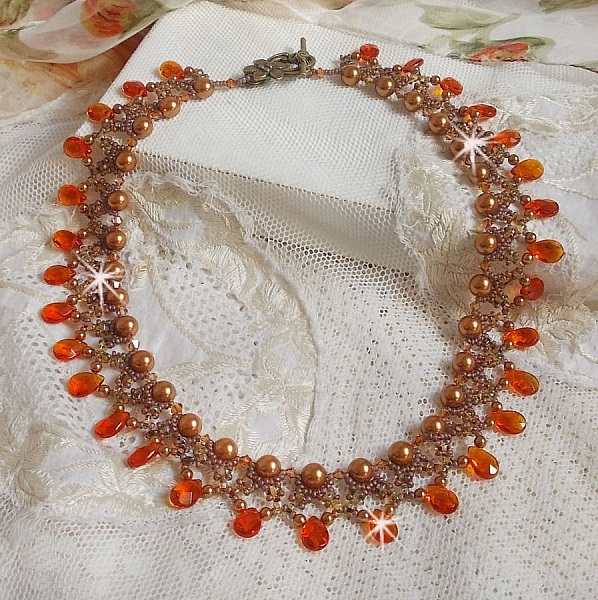 Collier Ambre avec des cristaux de Swarovski : perles nacr&eacute;es/toupies, gouttes en verre et rocailles. Aux couleurs Topaze, Travertin, Copper et Gold pour une transparence aux reflets ambr&eacute;s.