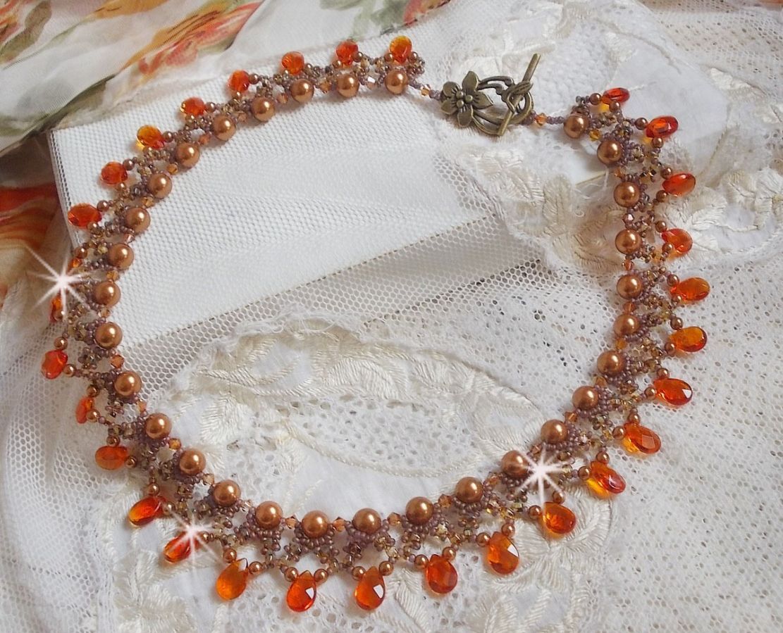 Collier Ambre avec des cristaux de Swarovski : perles nacr&eacute;es/toupies, gouttes en verre et rocailles. Aux couleurs Topaze, Travertin, Copper et Gold pour une transparence aux reflets ambr&eacute;s.
