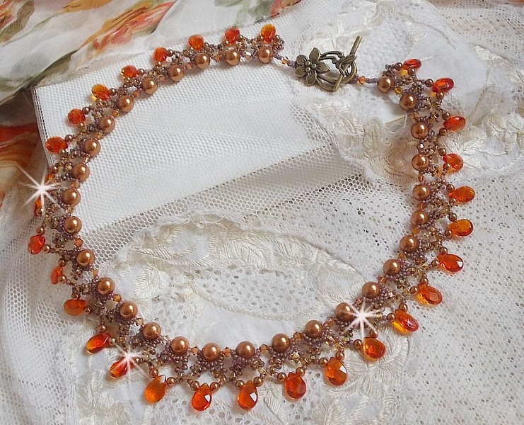Collier Ambre avec des cristaux de Swarovski : perles nacr&eacute;es/toupies, gouttes en verre et rocailles. Aux couleurs Topaze, Travertin, Copper et Gold pour une transparence aux reflets ambr&eacute;s.