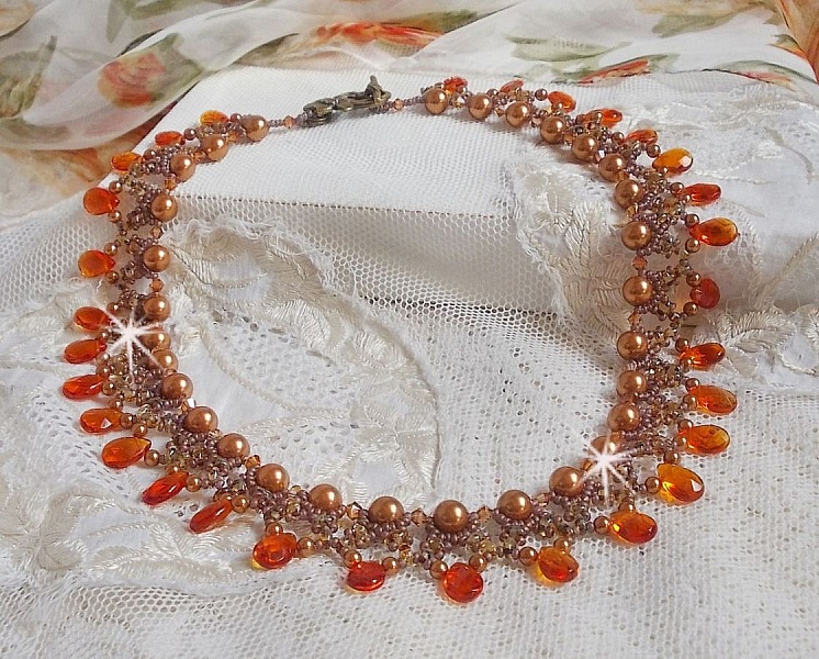 Collier Ambre avec des cristaux de Swarovski : perles nacr&eacute;es/toupies, gouttes en verre et rocailles. Aux couleurs Topaze, Travertin, Copper et Gold pour une transparence aux reflets ambr&eacute;s.