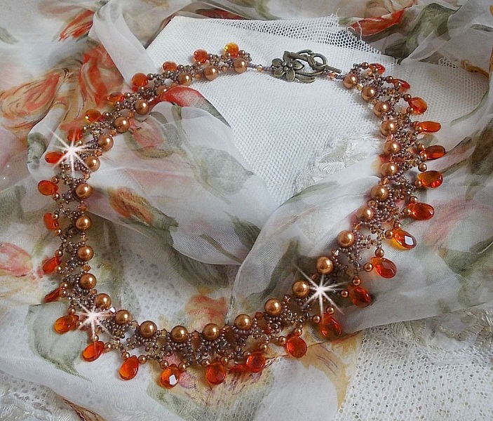Collier Ambre avec des cristaux de Swarovski : perles nacr&eacute;es/toupies, gouttes en verre et rocailles. Aux couleurs Topaze, Travertin, Copper et Gold pour une transparence aux reflets ambr&eacute;s.