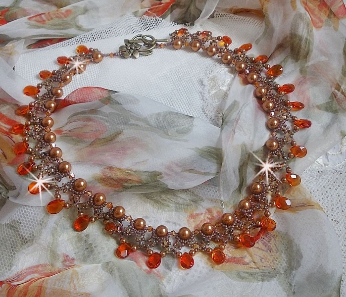 Collier Ambre avec des cristaux de Swarovski : perles nacr&eacute;es/toupies, gouttes en verre et rocailles. Aux couleurs Topaze, Travertin, Copper et Gold pour une transparence aux reflets ambr&eacute;s.