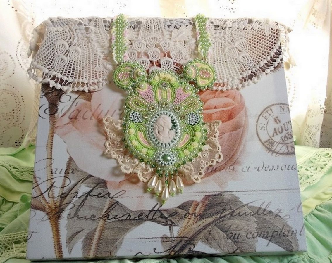 Plastron Anisse plastron Haute couture brod&eacute; avec dentelle Beige des ann&eacute;es 1950 &agrave; laquelle s&rsquo;ajoute cristaux, cabochons en r&eacute;sine fait par mes soins, rocailles et perles sur un style Victorien !