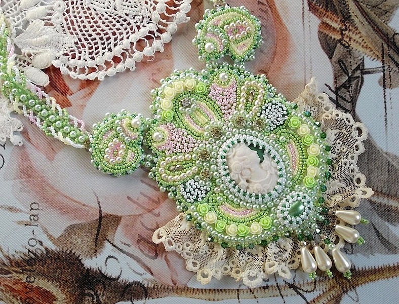 Plastron Anisse plastron Haute couture brod&eacute; avec dentelle Beige des ann&eacute;es 1950 &agrave; laquelle s&rsquo;ajoute cristaux, cabochons en r&eacute;sine fait par mes soins, rocailles et perles sur un style Victorien !
