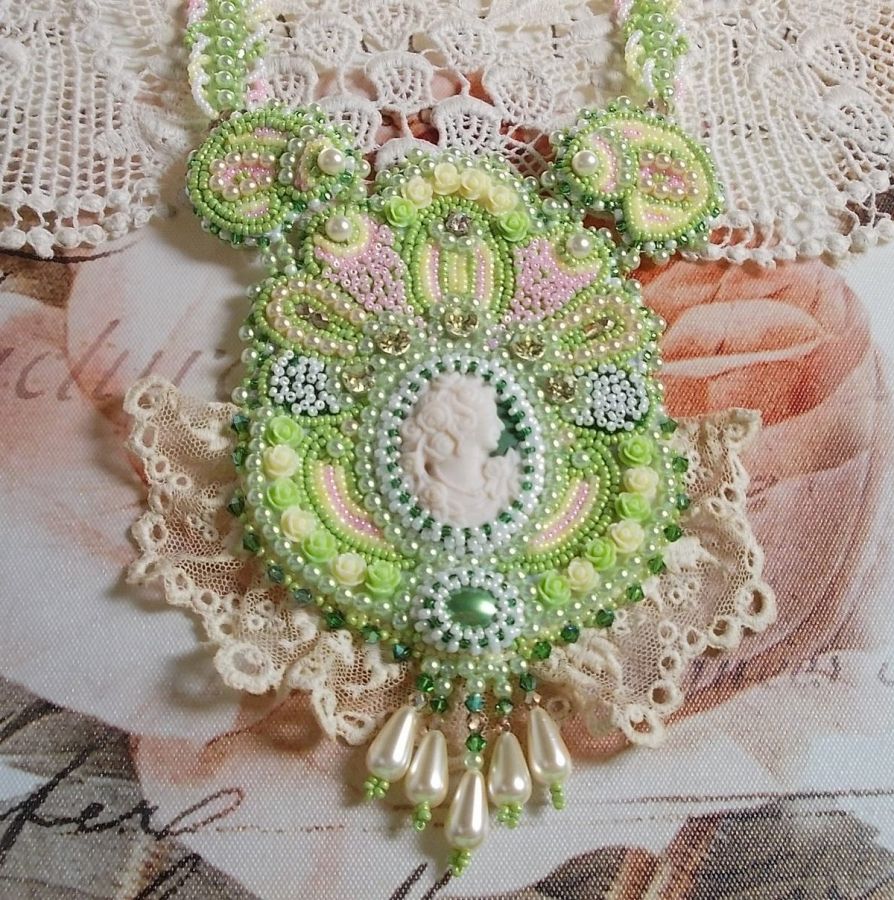 Plastron Anisse plastron Haute couture brod&eacute; avec dentelle Beige des ann&eacute;es 1950 &agrave; laquelle s&rsquo;ajoute cristaux, cabochons en r&eacute;sine fait par mes soins, rocailles et perles sur un style Victorien !