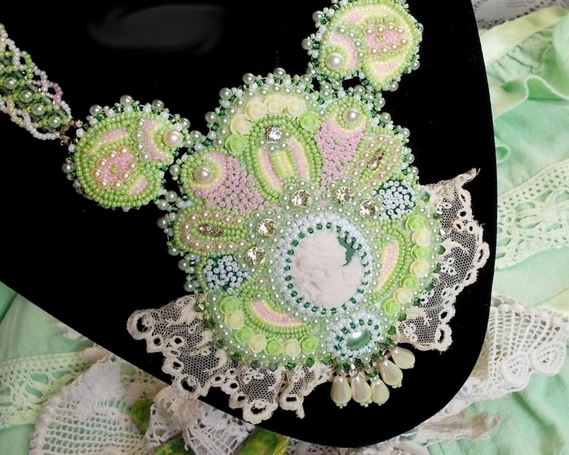 Plastron Anisse plastron Haute couture brod&eacute; avec dentelle Beige des ann&eacute;es 1950 &agrave; laquelle s&rsquo;ajoute cristaux, cabochons en r&eacute;sine fait par mes soins, rocailles et perles sur un style Victorien !