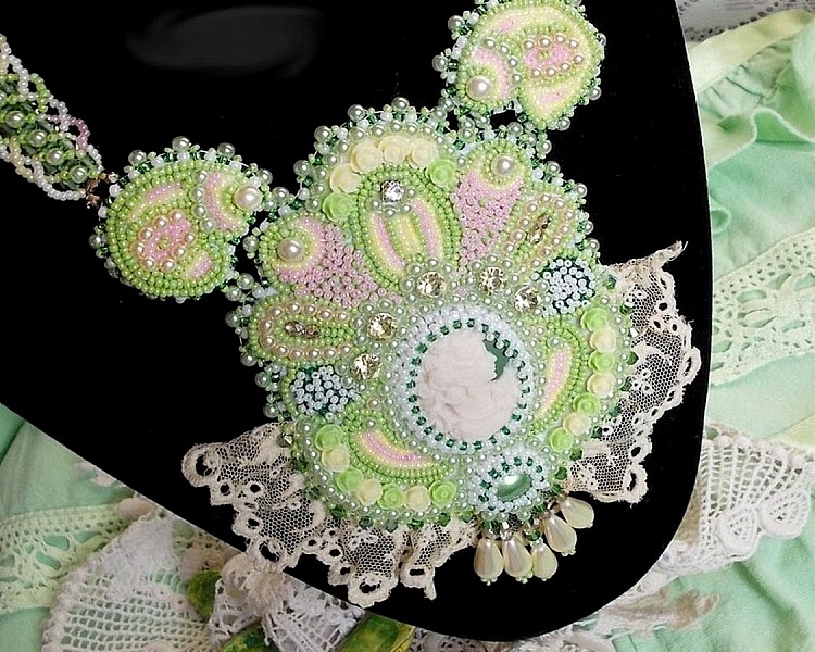 Plastron Anisse plastron Haute couture brod&eacute; avec dentelle Beige des ann&eacute;es 1950 &agrave; laquelle s&rsquo;ajoute cristaux, cabochons en r&eacute;sine fait par mes soins, rocailles et perles sur un style Victorien !