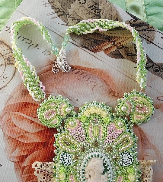 Plastron Anisse plastron Haute couture brod&eacute; avec dentelle Beige des ann&eacute;es 1950 &agrave; laquelle s&rsquo;ajoute cristaux, cabochons en r&eacute;sine fait par mes soins, rocailles et perles sur un style Victorien !