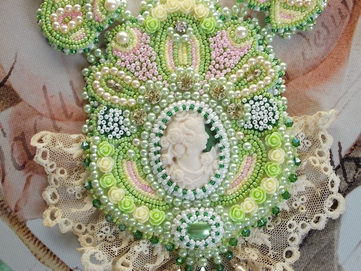 Plastron Anisse plastron Haute couture brod&eacute; avec dentelle Beige des ann&eacute;es 1950 &agrave; laquelle s&rsquo;ajoute cristaux, cabochons en r&eacute;sine fait par mes soins, rocailles et perles sur un style Victorien !