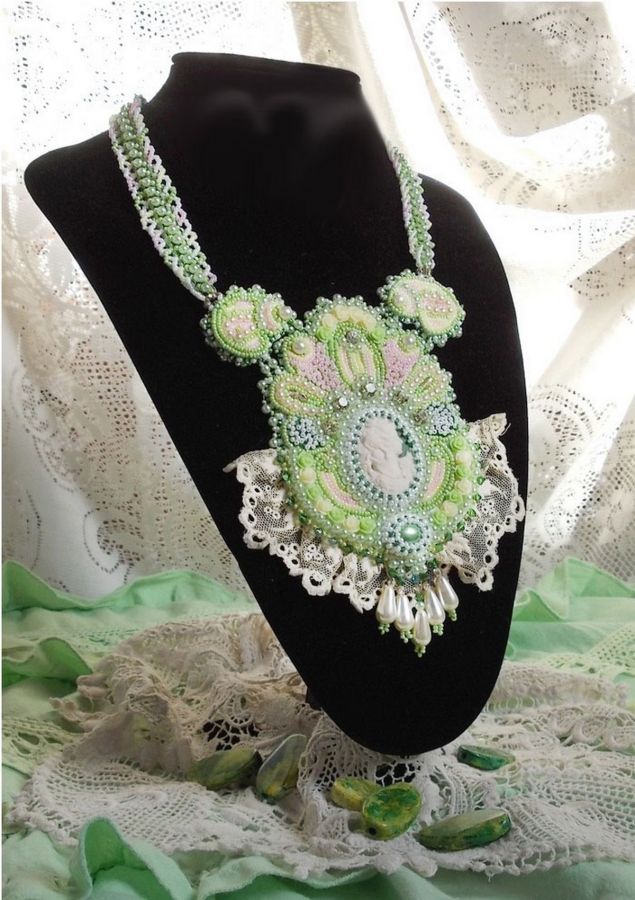Plastron Anisse plastron Haute couture brod&eacute; avec dentelle Beige des ann&eacute;es 1950 &agrave; laquelle s&rsquo;ajoute cristaux, cabochons en r&eacute;sine fait par mes soins, rocailles et perles sur un style Victorien !