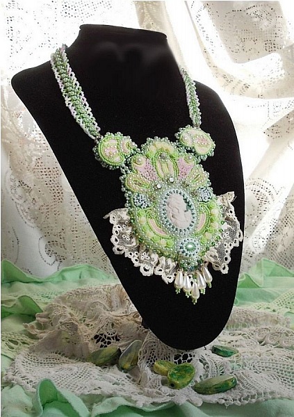 Plastron Anisse plastron Haute couture brod&eacute; avec dentelle Beige des ann&eacute;es 1950 &agrave; laquelle s&rsquo;ajoute cristaux, cabochons en r&eacute;sine fait par mes soins, rocailles et perles sur un style Victorien !