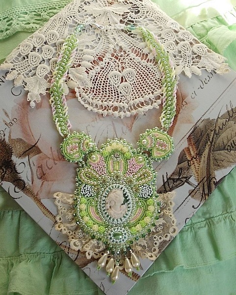 Plastron Anisse plastron Haute couture brod&eacute; avec dentelle Beige des ann&eacute;es 1950 &agrave; laquelle s&rsquo;ajoute cristaux, cabochons en r&eacute;sine fait par mes soins, rocailles et perles sur un style Victorien !