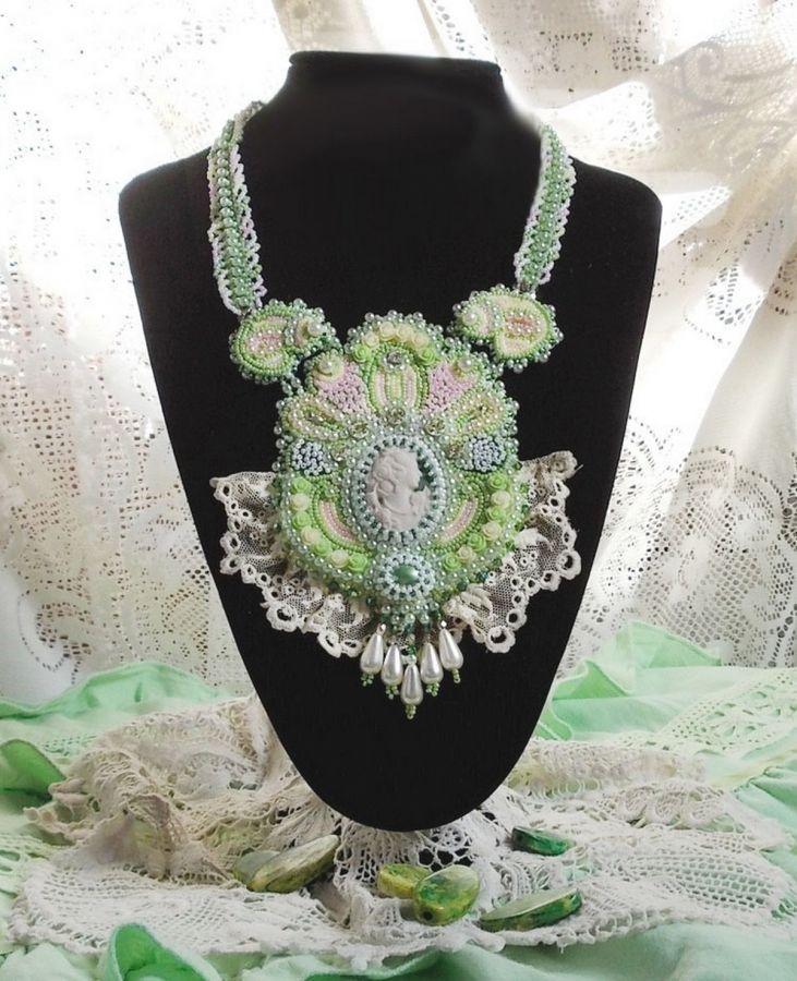 Plastron Anisse plastron Haute couture brod&eacute; avec dentelle Beige des ann&eacute;es 1950 &agrave; laquelle s&rsquo;ajoute cristaux, cabochons en r&eacute;sine fait par mes soins, rocailles et perles sur un style Victorien !