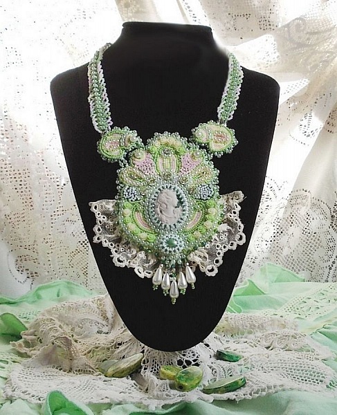 Plastron Anisse plastron Haute couture brod&eacute; avec dentelle Beige des ann&eacute;es 1950 &agrave; laquelle s&rsquo;ajoute cristaux, cabochons en r&eacute;sine fait par mes soins, rocailles et perles sur un style Victorien !