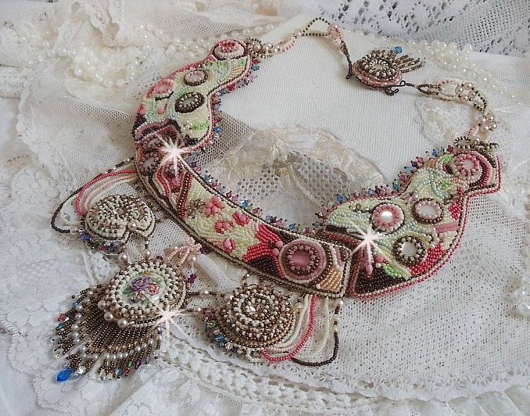 Plastron Arc-En-Ciel Haute-Couture brod&eacute; avec un cabochon en porcelaine de Limoge, des cristaux de Swarovski et des nacres. 