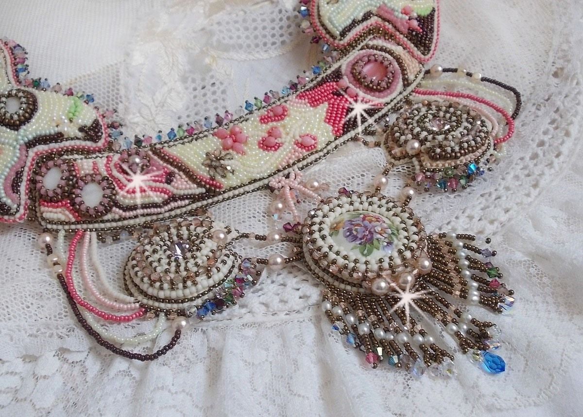 Plastron Arc-En-Ciel Haute-Couture brod&eacute; avec un cabochon en porcelaine de Limoge, des cristaux de Swarovski et des nacres. 