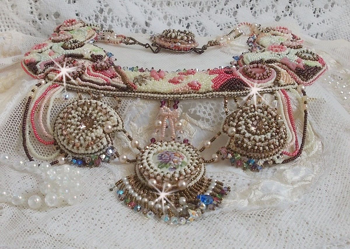 Plastron Arc-En-Ciel Haute-Couture brod&eacute; avec un cabochon en porcelaine de Limoge, des cristaux de Swarovski et des nacres. 