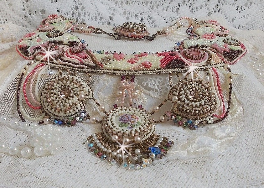 Plastron Arc-En-Ciel Haute-Couture brod&eacute; avec un cabochon en porcelaine de Limoge, des cristaux de Swarovski et des nacres. 