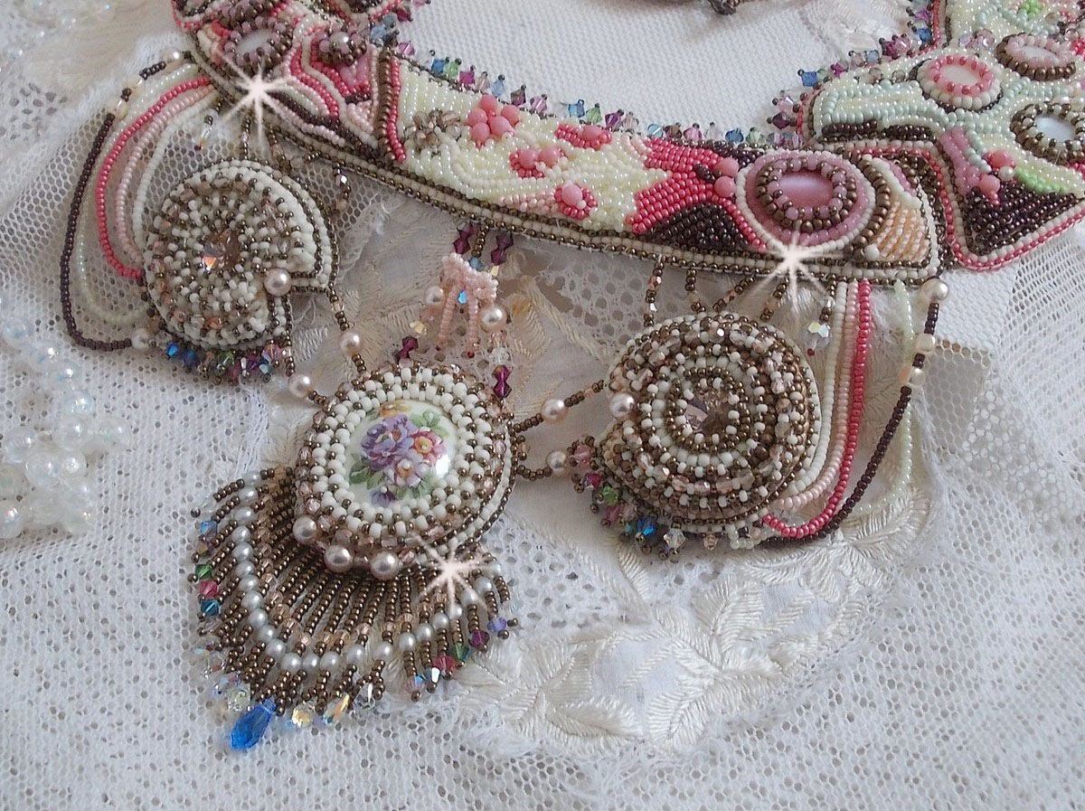 Plastron Arc-En-Ciel Haute-Couture brod&eacute; avec un cabochon en porcelaine de Limoge, des cristaux de Swarovski et des nacres. 