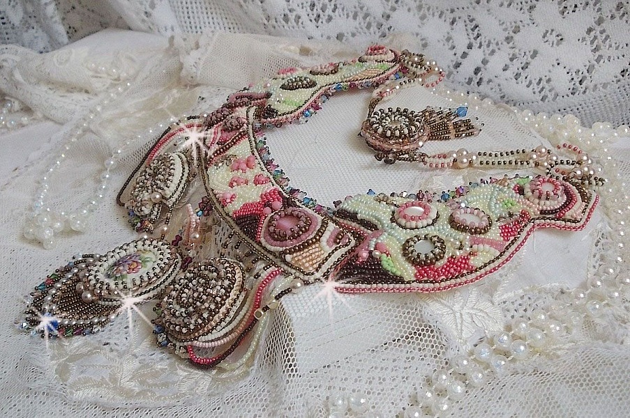 Plastron Arc-En-Ciel Haute-Couture brod&eacute; avec un cabochon en porcelaine de Limoge, des cristaux de Swarovski et des nacres. 