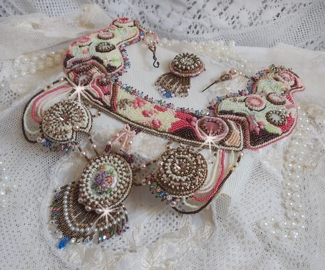 Plastron Arc-En-Ciel Haute-Couture brod&eacute; avec un cabochon en porcelaine de Limoge, des cristaux de Swarovski et des nacres. 