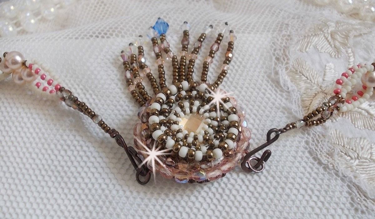 Plastron Arc-En-Ciel Haute-Couture brod&eacute; avec un cabochon en porcelaine de Limoge, des cristaux de Swarovski et des nacres. 