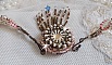 Plastron Arc-En-Ciel Haute-Couture brod&eacute; avec un cabochon en porcelaine de Limoge, des cristaux de Swarovski et des nacres. 