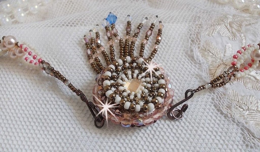 Plastron Arc-En-Ciel Haute-Couture brod&eacute; avec un cabochon en porcelaine de Limoge, des cristaux de Swarovski et des nacres. 