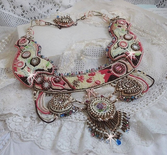 Plastron Arc-En-Ciel Haute-Couture brod&eacute; avec un cabochon en porcelaine de Limoge, des cristaux de Swarovski et des nacres. 