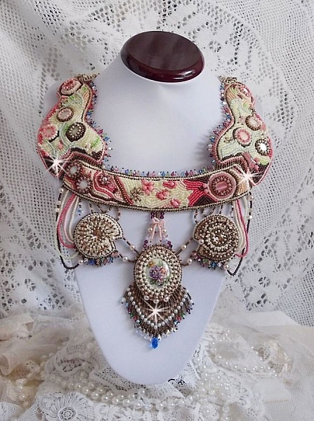 Plastron Arc-En-Ciel Haute-Couture brod&eacute; avec un cabochon en porcelaine de Limoge, des cristaux de Swarovski et des nacres. 
