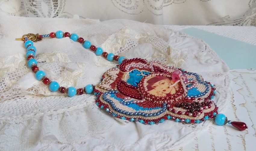 Collier artisanal brodé avec cabochon rétro et perles colorées.