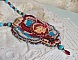 Collier brodé baroque avec cabochon vintage et perles colorées.