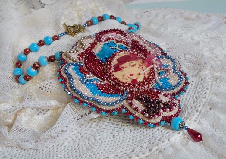 Collier artisanal brodé style baroque avec cabochon années 1950.