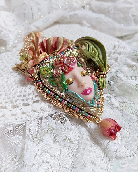 Collier féérique La Belle au Bois Dormant en pâte polymère.