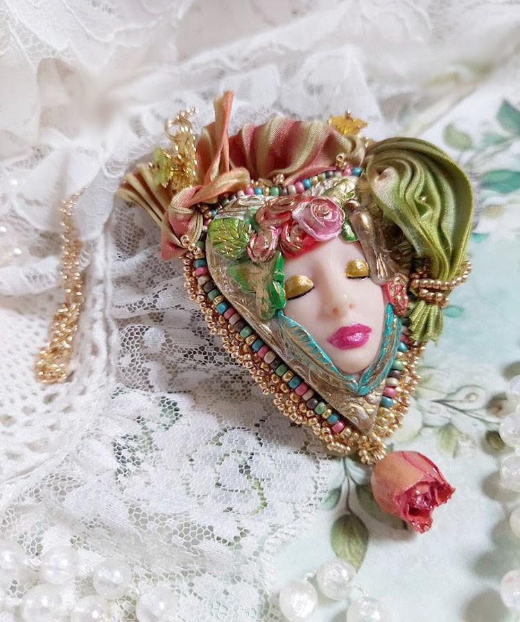 Collier féérique La Belle au Bois Dormant en pâte polymère.