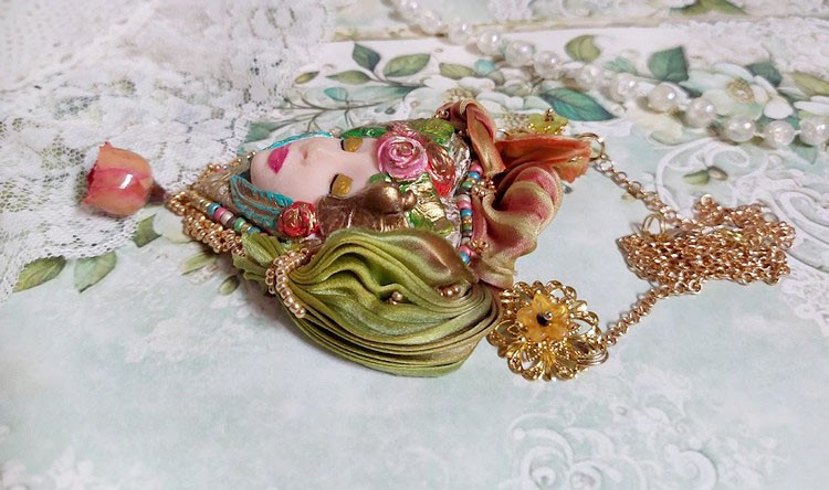 Collier féérique La Belle au Bois Dormant en pâte polymère.