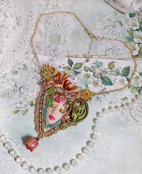 Collier féérique La Belle au Bois Dormant fait main.