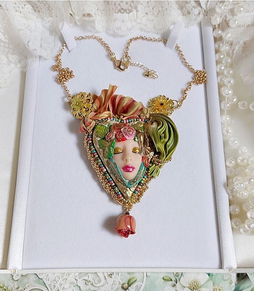 Collier artisanal La Belle au bois dormant en pâte polymère.