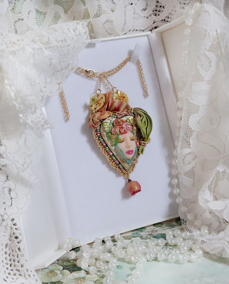Collier féérique La Belle au bois dormant en pâte polymère.