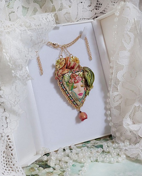 Collier féérique La Belle au bois dormant en pâte polymère.