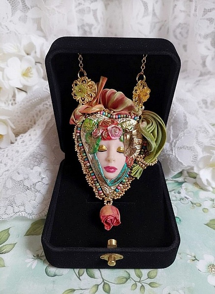Collier féérique La Belle au Bois Dormant en pâte polymère.