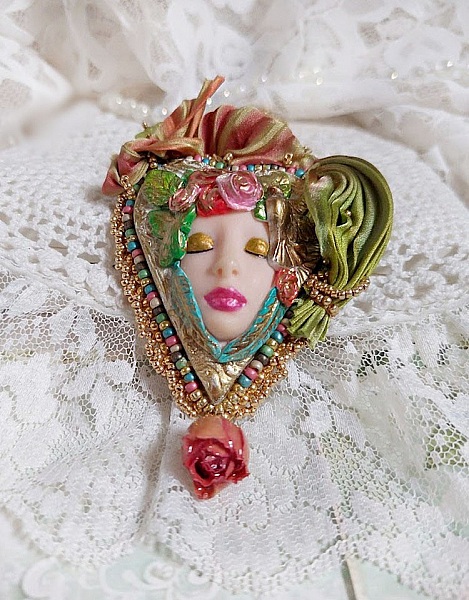 Collier féérique La Belle au Bois Dormant en pâte polymère.