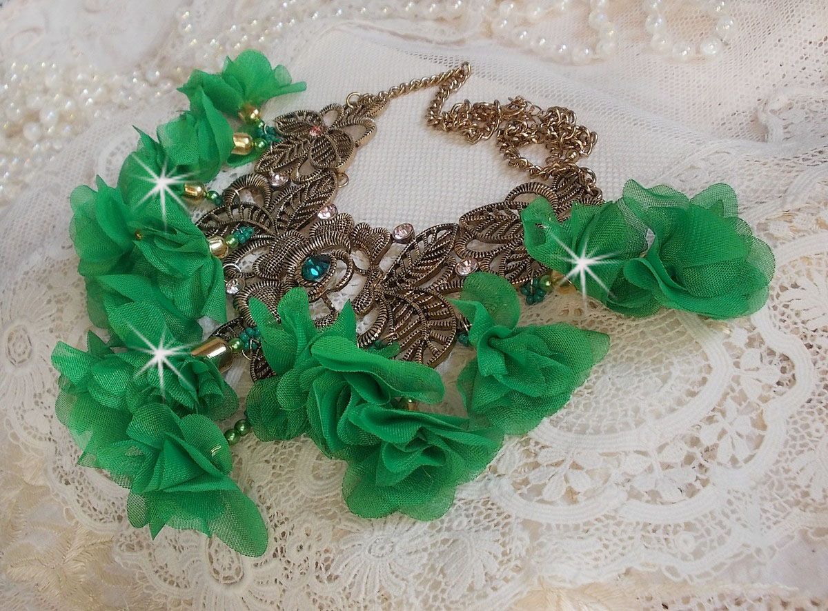Collier Belle Emeraude mont&eacute; avec des fleurs en tissu, des Cristaux de Swarovski et des rocailles